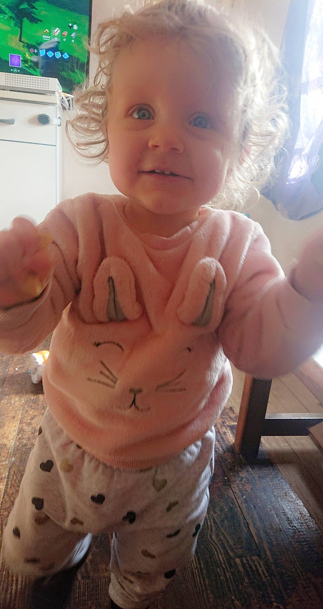 Kamilia a rejoint le concours — aidez-le/la à gagner de superbes lots ! arm, baby, cheek, face, finger, gesture, hand, happy, head, iris, lip, mouth, muscle, neck, nose, person, pink, skin, smile, stomach