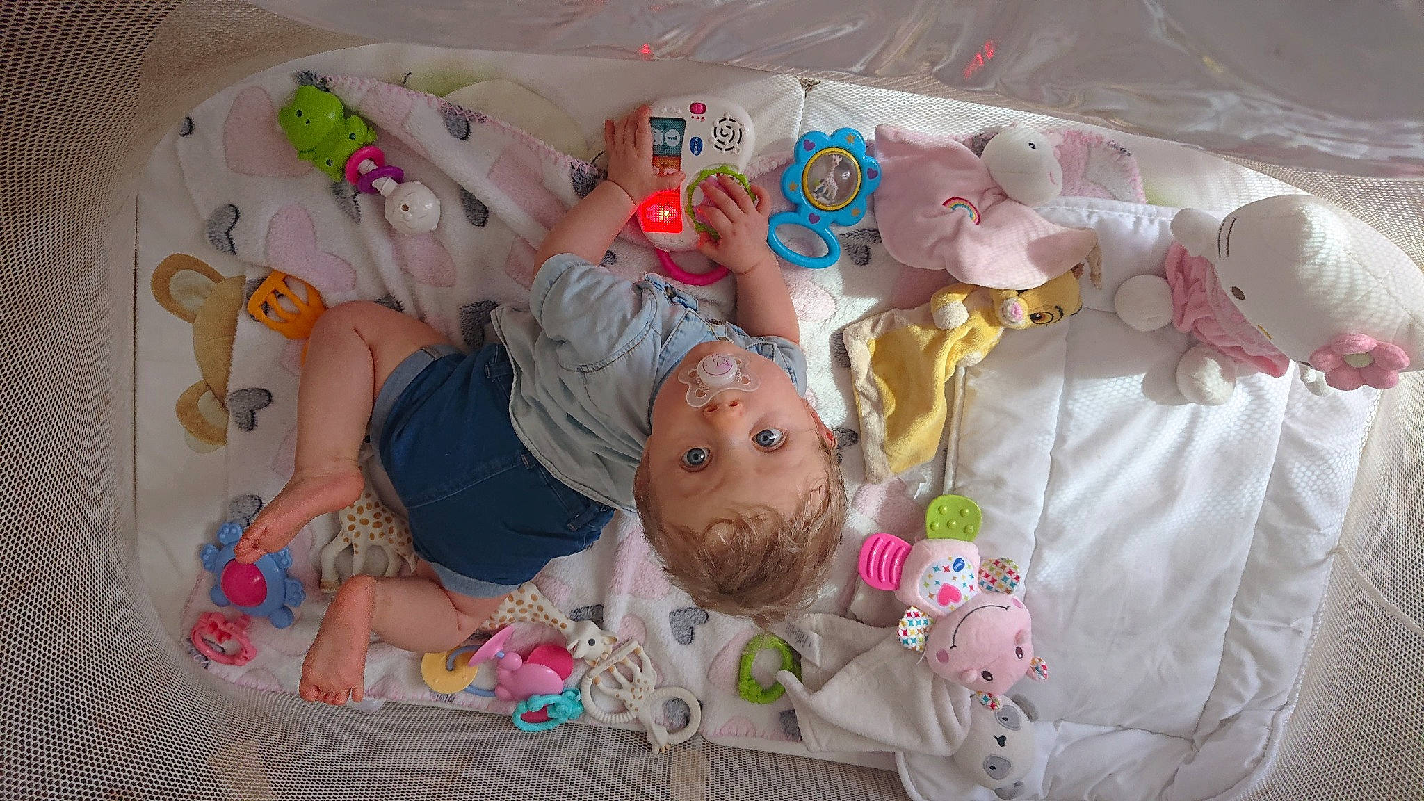 Kamilia a rejoint le concours — aidez-le/la à gagner de superbes lots ! baby, baby_products, baby_safety, baby_toddler_clothing, baby_toys, bed, bedding, bedtime, child, comfort, doll, head, infant_bed, linens, pattern, person, pink, room, stuffed_toy, surprise