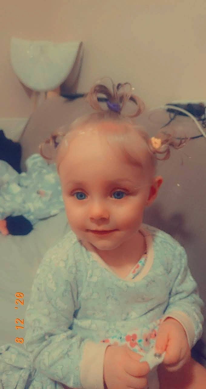 Kamilia a rejoint le concours — aidez-le/la à gagner de superbes lots ! baby_toddler_clothing, cheek, chin, dress, ear, eye, eyebrow, eyelash, forehead, hair, happy, human_body, iris, joy, lip, mouth, nose, person, pink, skin