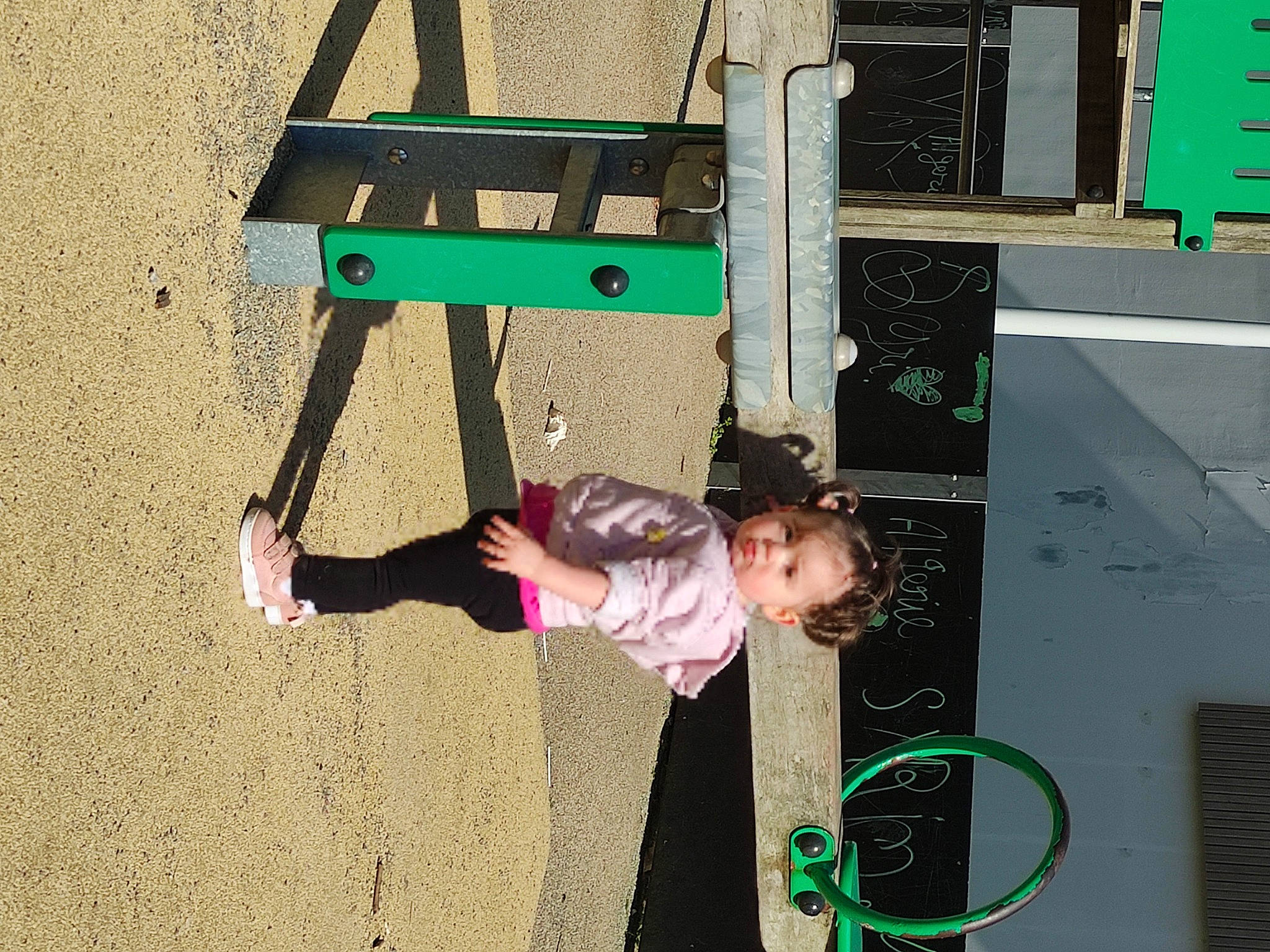 Luna a rejoint le concours — aidez-le/la à gagner de superbes lots ! child, city, door, fun, green, leisure, outdoor_play_equipment, person, play, playground, public_space, recreation, soil, toddler, wood