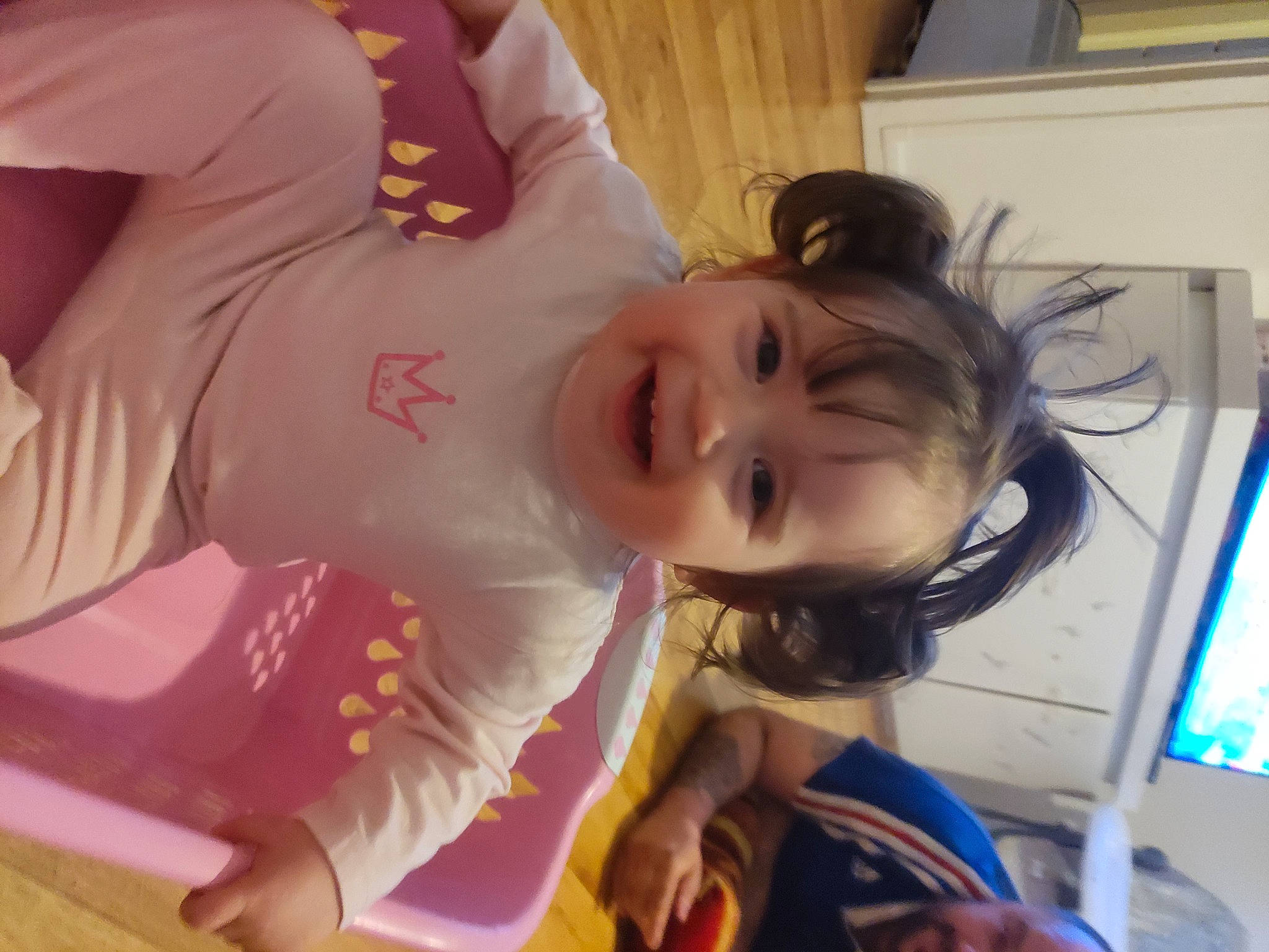 Luna a rejoint le concours — aidez-le/la à gagner de superbes lots ! audio_equipment, baby, baby_products, cheek, child, computer_monitor, ear, eyelash, fun, hair_coloring, hairstyle, happy, joy, long_hair, mouth, neck, person, room, smile, t_shirt