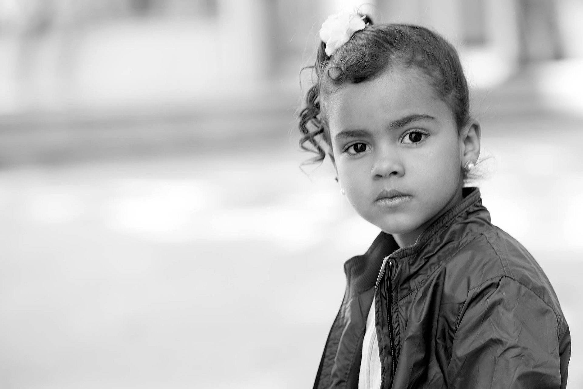 Lhana participe au concours pour gagner de l'argent avec cette photo : beauty, black, black_and_white, boy, child, eye, girl, human, monochrome, monochrome_photography, organ, person, photograph, photography, portrait, portrait_photography, skin, smile, standing, white