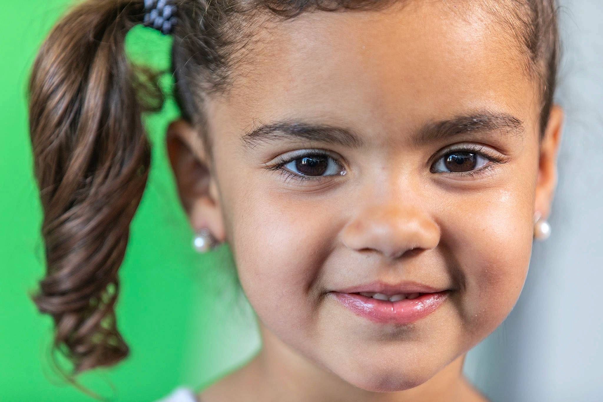 Lhana participe au concours pour gagner de l'argent avec cette photo : beauty, brown_hair, cheek, child, child_model, chin, close_up, ear, eyebrow, eyelash, face, forehead, girl, hairstyle, joy, lip, long_hair, nose, person, skin