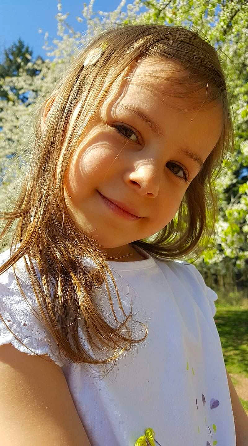 Roxane a rejoint le concours — aidez-le/la à gagner de superbes lots ! chin, eye, eyebrow, eyelash, fun, grass, hair, happy, head, iris, joy, layered_hair, lip, long_hair, people_in_nature, person, plant, skin, smile, sunlight