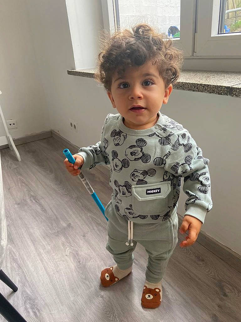 Mehmet a rejoint le concours — aidez-le/la à gagner de superbes lots ! baby, baby_toddler_clothing, child, cleanliness, floor, flooring, fun, hairstyle, hardwood, joint, pattern, person, picture_frame, skin, sleeve, standing, t_shirt, toddler, varnish, window