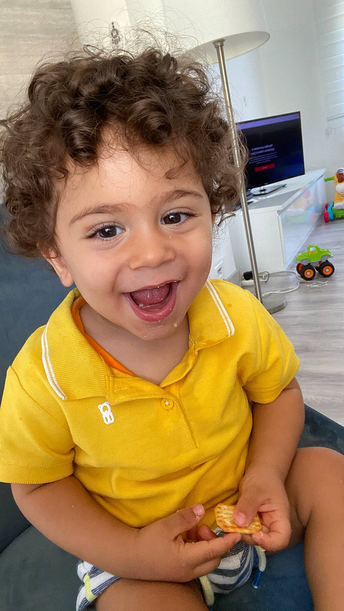 Mehmet a rejoint le concours — aidez-le/la à gagner de superbes lots ! arm, baby_toddler_clothing, cheek, chin, eye, eyebrow, eyelash, face, finger, gesture, happy, iris, lip, mouth, neck, nose, person, skin, sleeve, smile