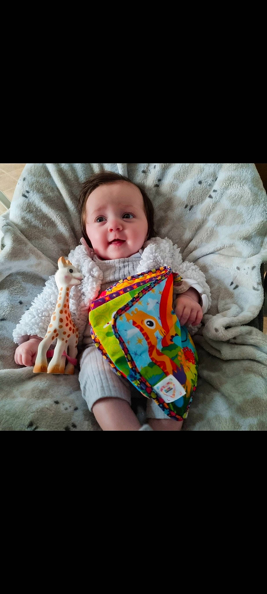 Mia a rejoint le concours — aidez-le/la à gagner de superbes lots ! baby, baby_toddler_clothing, cheek, comfort, dress, eye, face, happy, head, human_body, iris, outerwear, person, pink, skin, sleeve, smile, t_shirt, textile, toddler