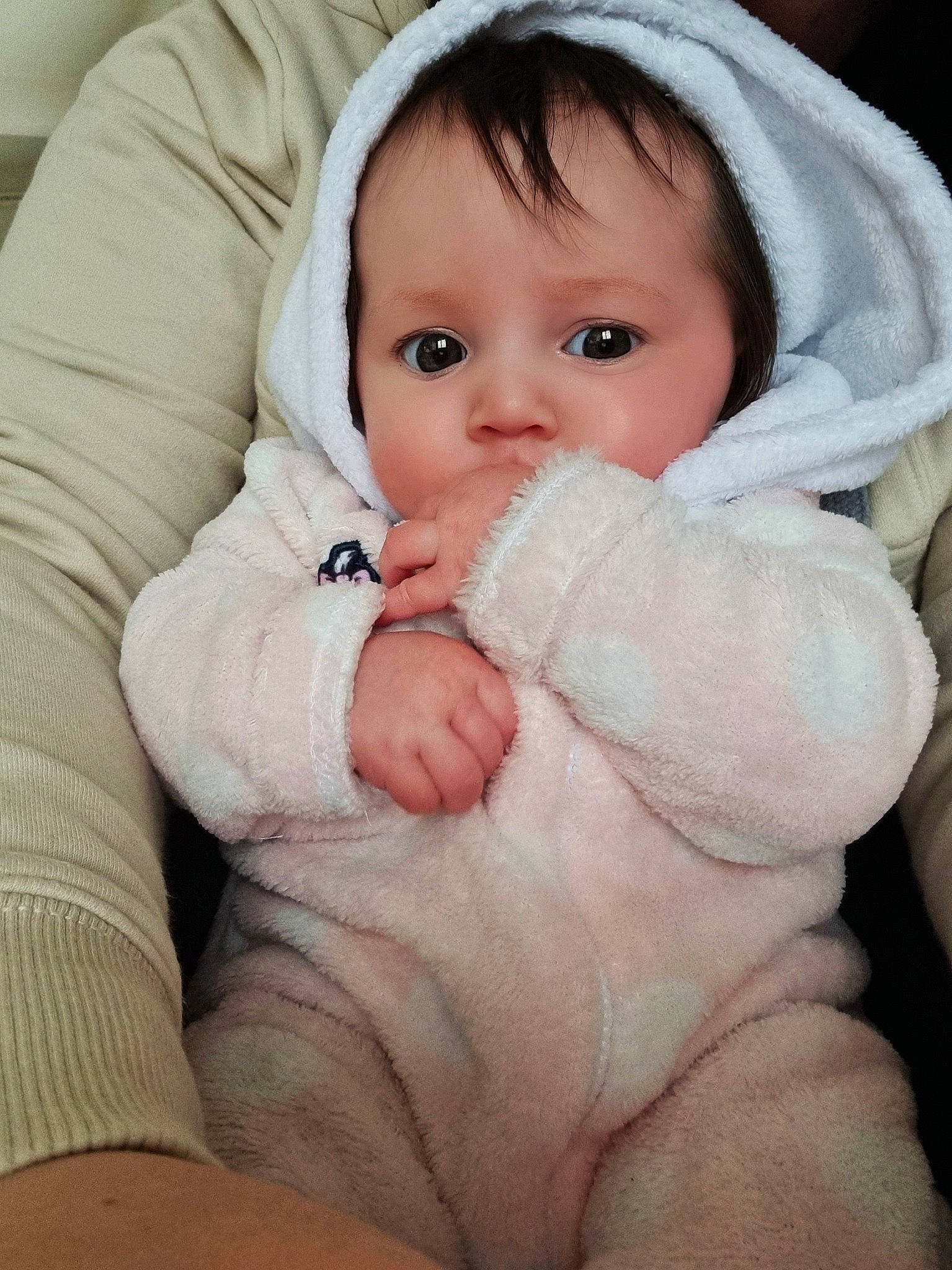 Mia participe au concours pour gagner de l'argent avec cette photo : baby, baby_toddler_clothing, cap, cheek, comfort, eye, eyebrow, eyelash, face, gesture, hand, iris, linens, lip, nose, outerwear, person, skin, sleeve, thumb