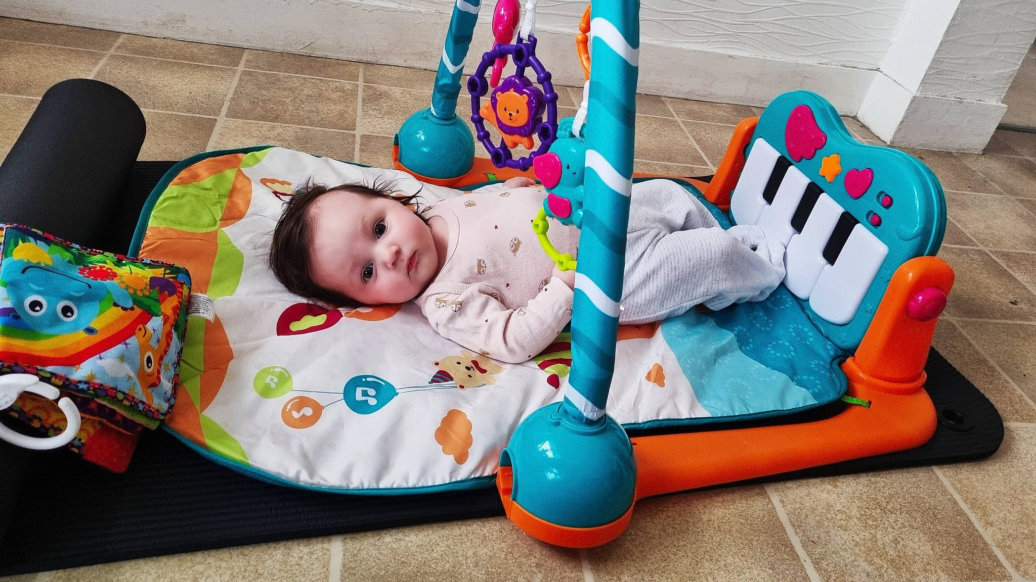 Mia a rejoint le concours — aidez-le/la à gagner de superbes lots ! baby, baby_products, baby_toddler_clothing, child, comfort, event, facial_expression, fun, leisure, mammal, person, pink, product, purple, room, sitting, stuffed_toy, textile, toddler, toy