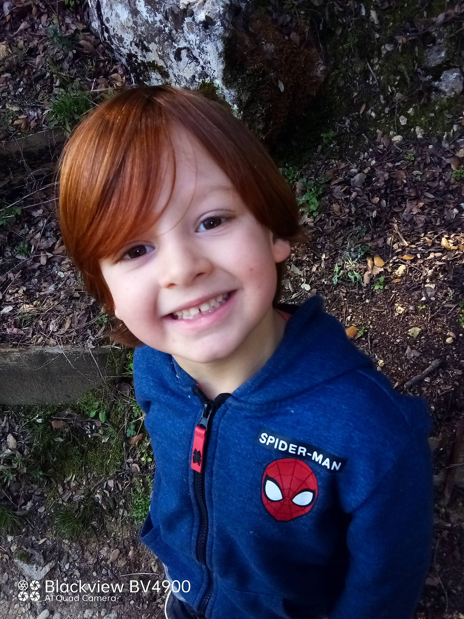 Lucho a rejoint le concours — aidez-le/la à gagner de superbes lots ! bangs, botany, child, chin, electric_blue, face, forehead, grass, happy, iris, joy, lip, people_in_nature, person, portrait_photography, skin, sleeve, smile, t_shirt, toddler