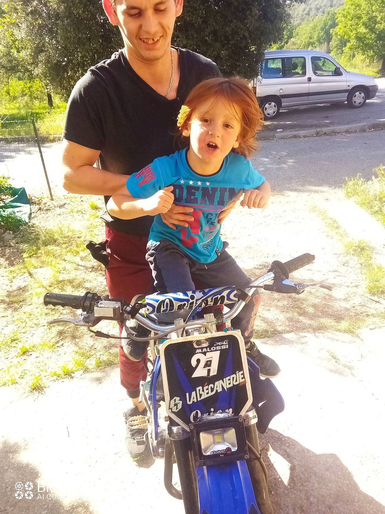 Lucho a rejoint le concours — aidez-le/la à gagner de superbes lots ! automotive_lighting, automotive_tire, automotive_wheel_system, bicycle_accessory, bicycle_frame, bicycle_handlebar, bicycle_tire, bicycles_equipment_and_supplies, car, headwear, joy, land_vehicle, motor_vehicle, motorcycling, person, plant, recreation, shorts, t_shirt, tire