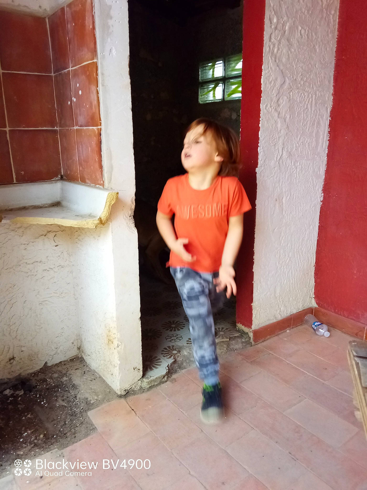 Lucho a rejoint le concours — aidez-le/la à gagner de superbes lots ! denim, elbow, floor, flooring, happy, hardwood, human_leg, jeans, knee, leg, person, shorts, standing, t_shirt, thigh, tints_and_shades, toddler, trunk, waist, window