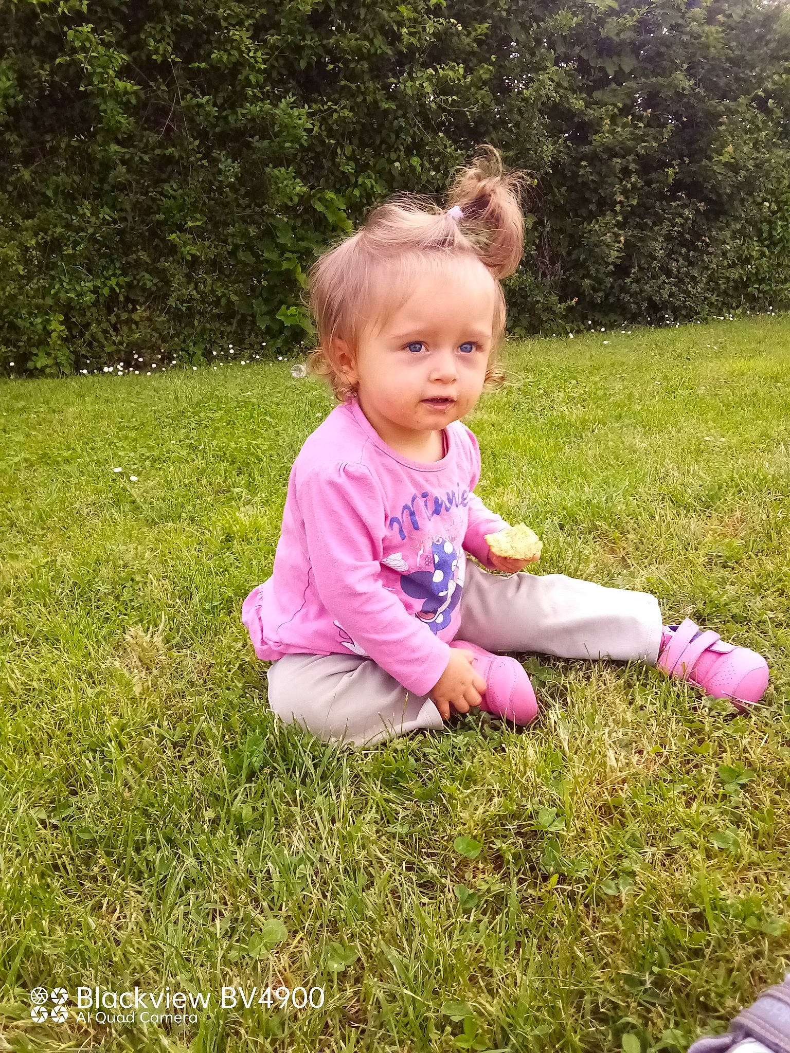 Inessa a rejoint le concours — aidez-le/la à gagner de superbes lots ! baby, baby_toddler_clothing, child, fun, garden, grass, grass_family, grassland, groundcover, happy, lawn, meadow, people_in_nature, person, pink, plant, recreation, shrub, sitting, toddler