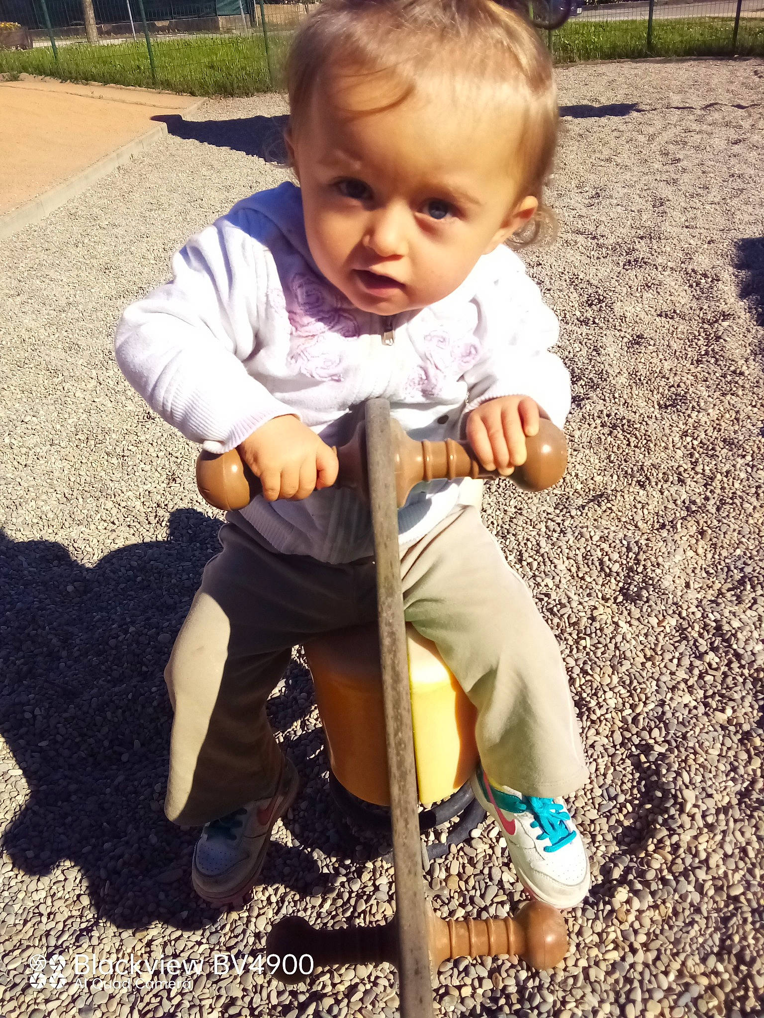 Inessa a rejoint le concours — aidez-le/la à gagner de superbes lots ! baby, baby_products, baby_toddler_clothing, child, face, finger, fun, grass, hairstyle, hand, happy, human_body, leg, leisure, people_in_nature, person, public_space, skin, smile, t_shirt