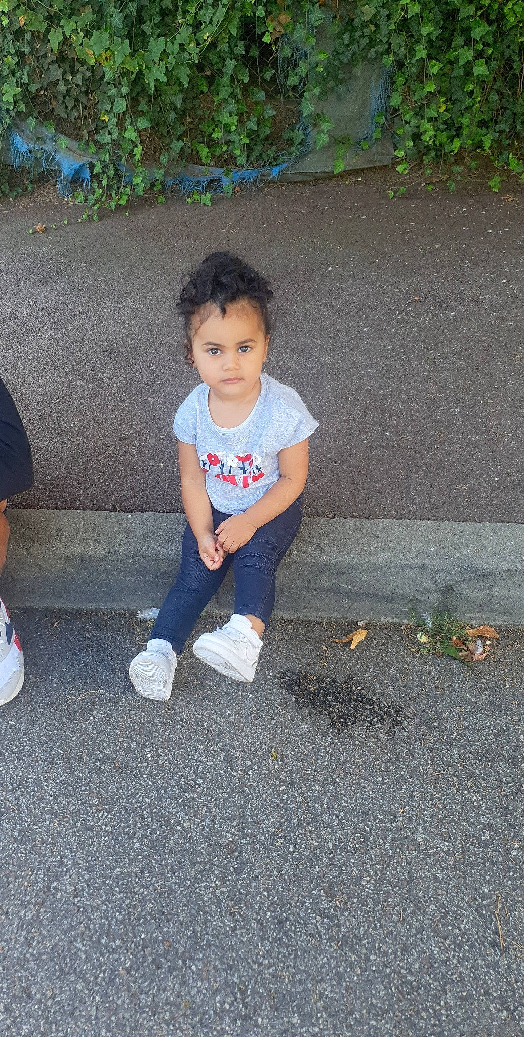 Sanaa a rejoint le concours — aidez-le/la à gagner de superbes lots ! asphalt, baby_toddler_clothing, concrete, electric_blue, grass, human_body, human_leg, leaf, leg, leisure, person, plant, play, road_surface, sidewalk, sitting, sleeve, t_shirt, tints_and_shades, toddler