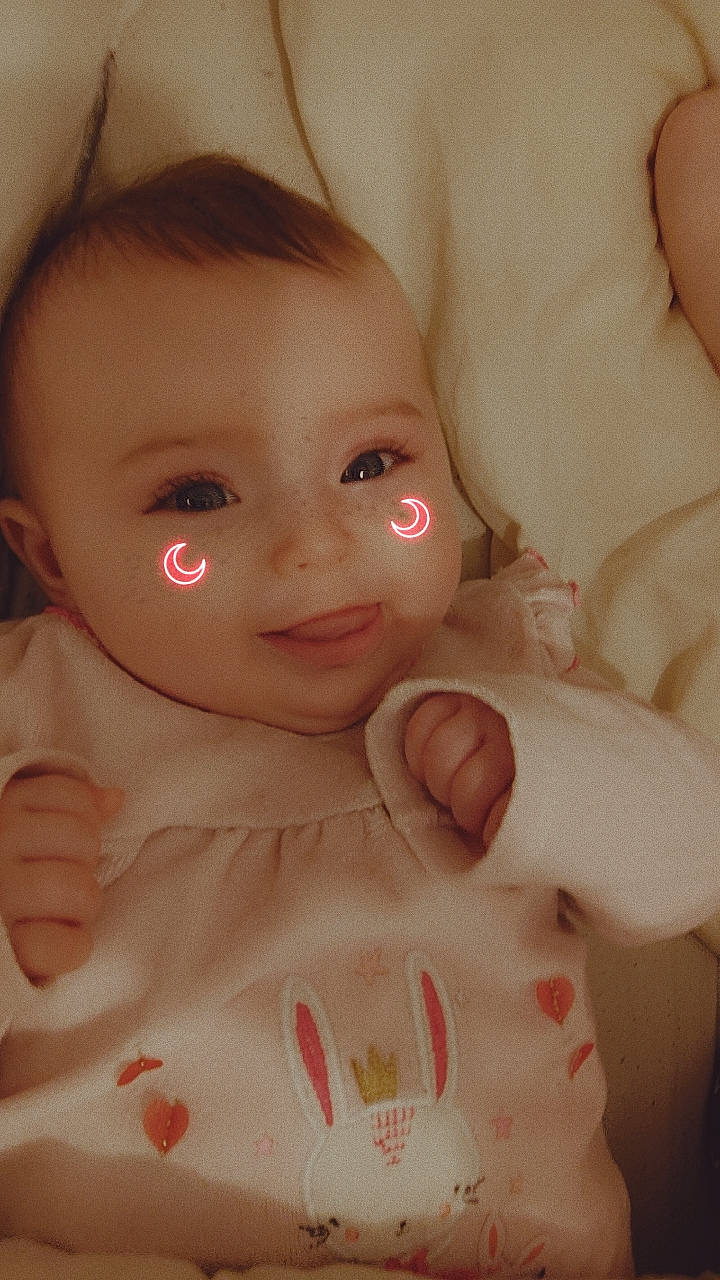 Ely a rejoint le concours — aidez-le/la à gagner de superbes lots ! arm, baby, cheek, chin, ear, eye, eyebrow, eyelash, face, facial_expression, forehead, head, human_body, iris, lip, mouth, neck, nose, person, skin