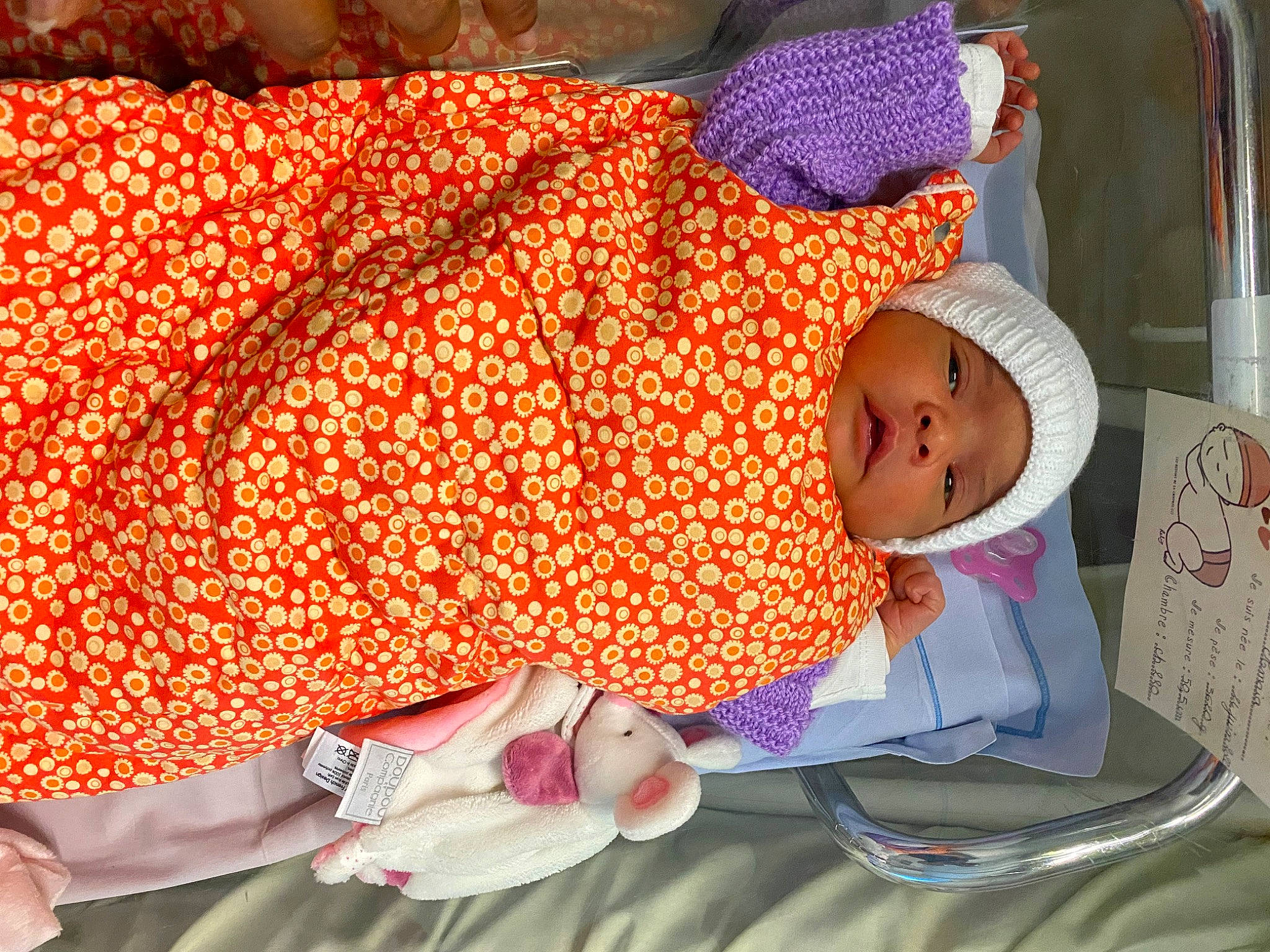 Amaia a rejoint le concours — aidez-le/la à gagner de superbes lots ! art, baby, baby_products, baby_sleeping, baby_toddler_clothing, bedtime, child, comfort, hat, headgear, headwear, linens, magenta, nap, pattern, person, room, sleeve, textile, toddler