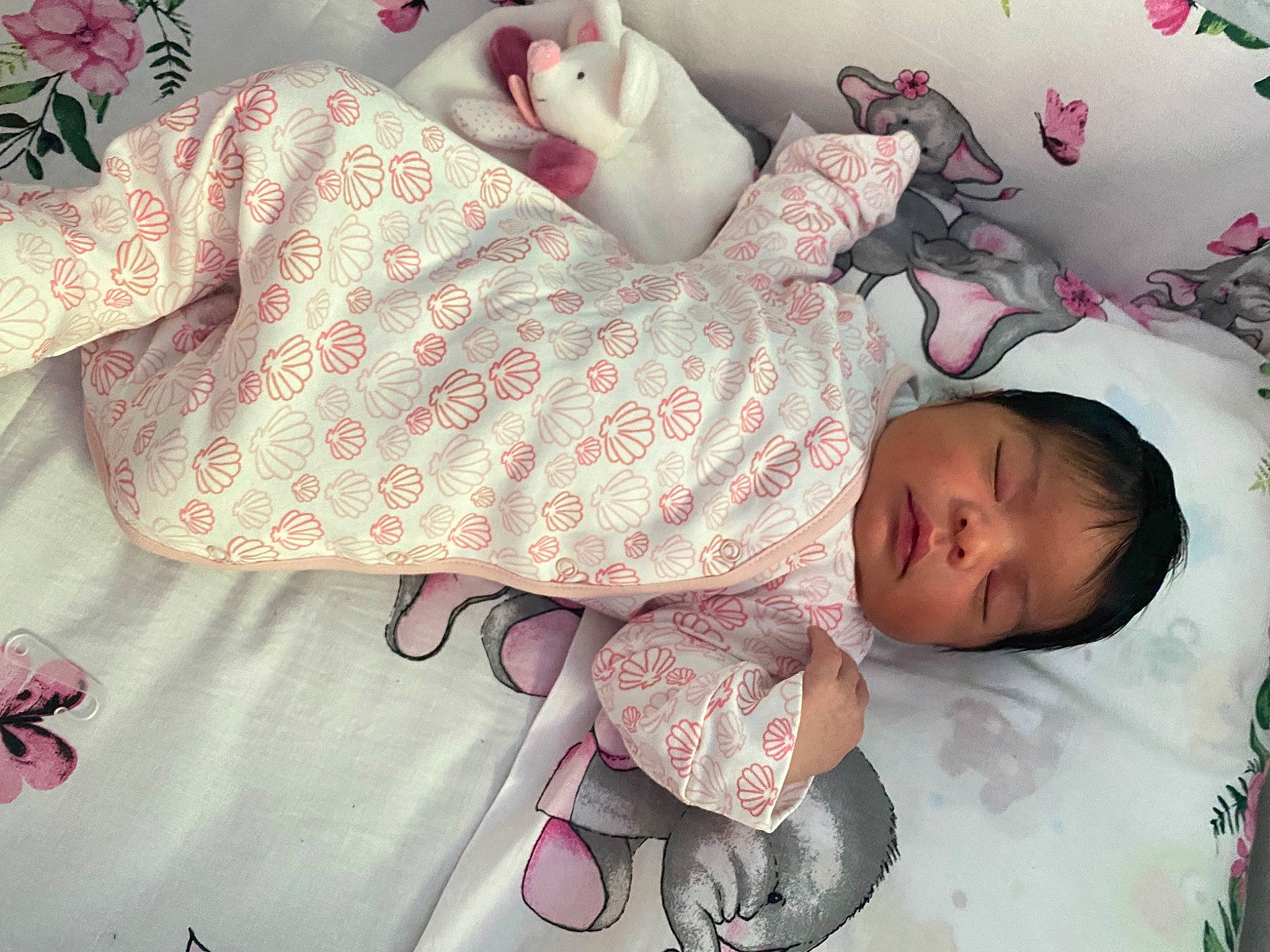 Amaia a rejoint le concours — aidez-le/la à gagner de superbes lots ! baby, baby_products, baby_sleeping, baby_toddler_clothing, bed_sheet, bedding, bedtime, child, comfort, head, linens, pattern, person, pink, product, room, skin, sleeve, textile, toddler