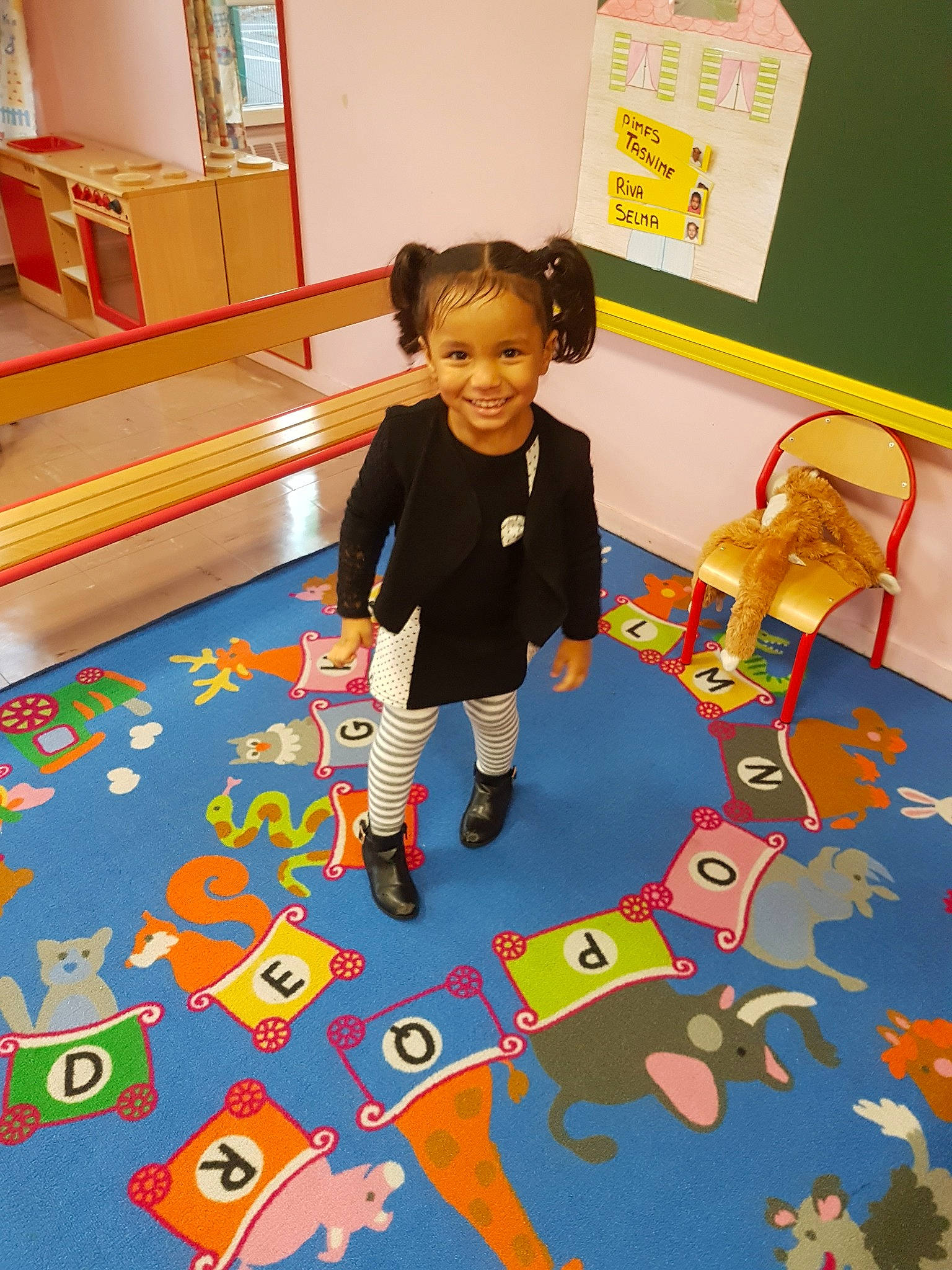 Rimes a rejoint le concours — aidez-le/la à gagner de superbes lots ! baby_toys, child, design, flooring, fun, games, joy, kindergarten, learning, leisure, person, play, product, recreation, room, school, toddler, toy, yellow