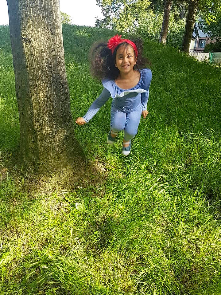 Rihem participe au concours pour gagner de l'argent avec cette photo : child, fun, garden, girl, grass, grass_family, grassland, green, joy, lawn, leaf, meadow, pasture, path, person, plant, play, shrub, spring, tree