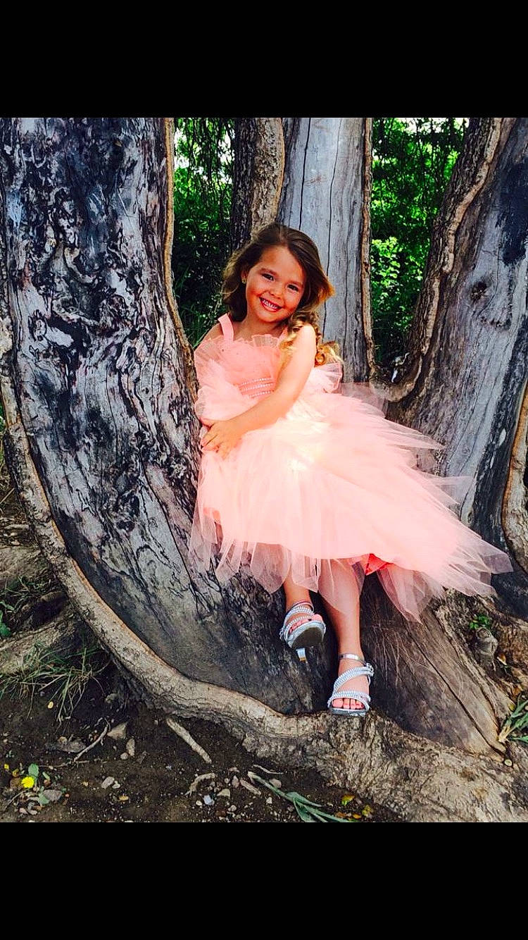 Anae a rejoint le concours — aidez-le/la à gagner de superbes lots ! beauty, child, child_model, dress, fashion, footwear, forest, joy, lady, natural_environment, nature, people_in_nature, person, photo_shoot, photograph, photography, pink, plant, tree, trunk