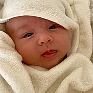 Luca a rejoint le concours — aidez-le/la à gagner de superbes lots ! baby, infant, face, hood, blanket, towel, wrapped, cute, skin, eyes, tongue, closeup, soft, texture, warm, bed, resting, newborn, cozy, indoors