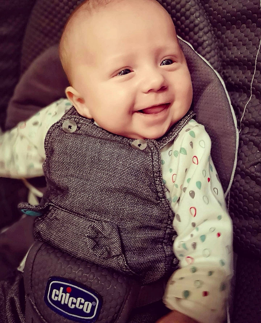 Ethan a rejoint le concours — aidez-le/la à gagner de superbes lots ! baby, baby_toddler_clothing, black, cheek, collar, comfort, happy, human_body, iris, joy, lip, neck, nose, organ, outerwear, person, photograph, product, skin, sleeve