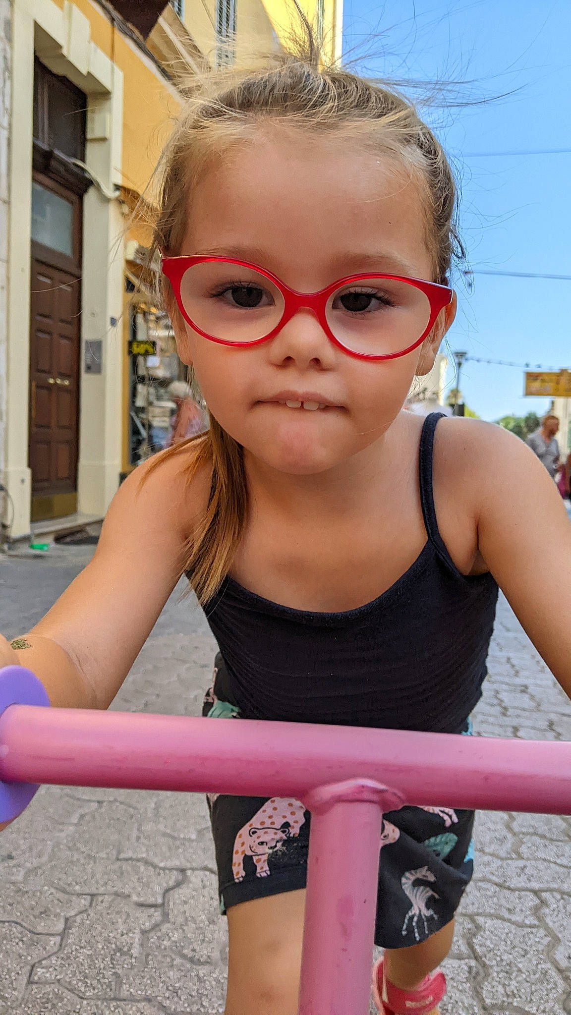 Jodie participe au concours pour gagner de l'argent avec cette photo : chin, cool, eyelash, eyewear, face, facial_expression, glasses, hair, hairstyle, happy, lip, neck, organ, person, photograph, pink, red, shoulder, sunglasses, vision_care