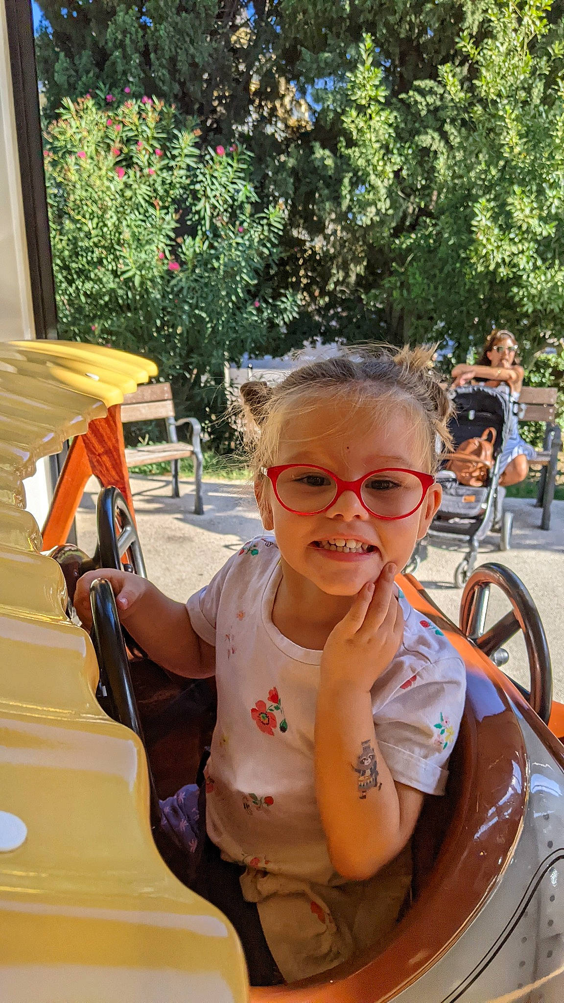 Jodie participe au concours pour gagner de l'argent avec cette photo : bicycle, bicycle_wheel, chair, child, eyewear, fun, glasses, happy, leisure, motor_vehicle, person, plant, recreation, skin, smile, summer, tire, toddler, tree, vision_care