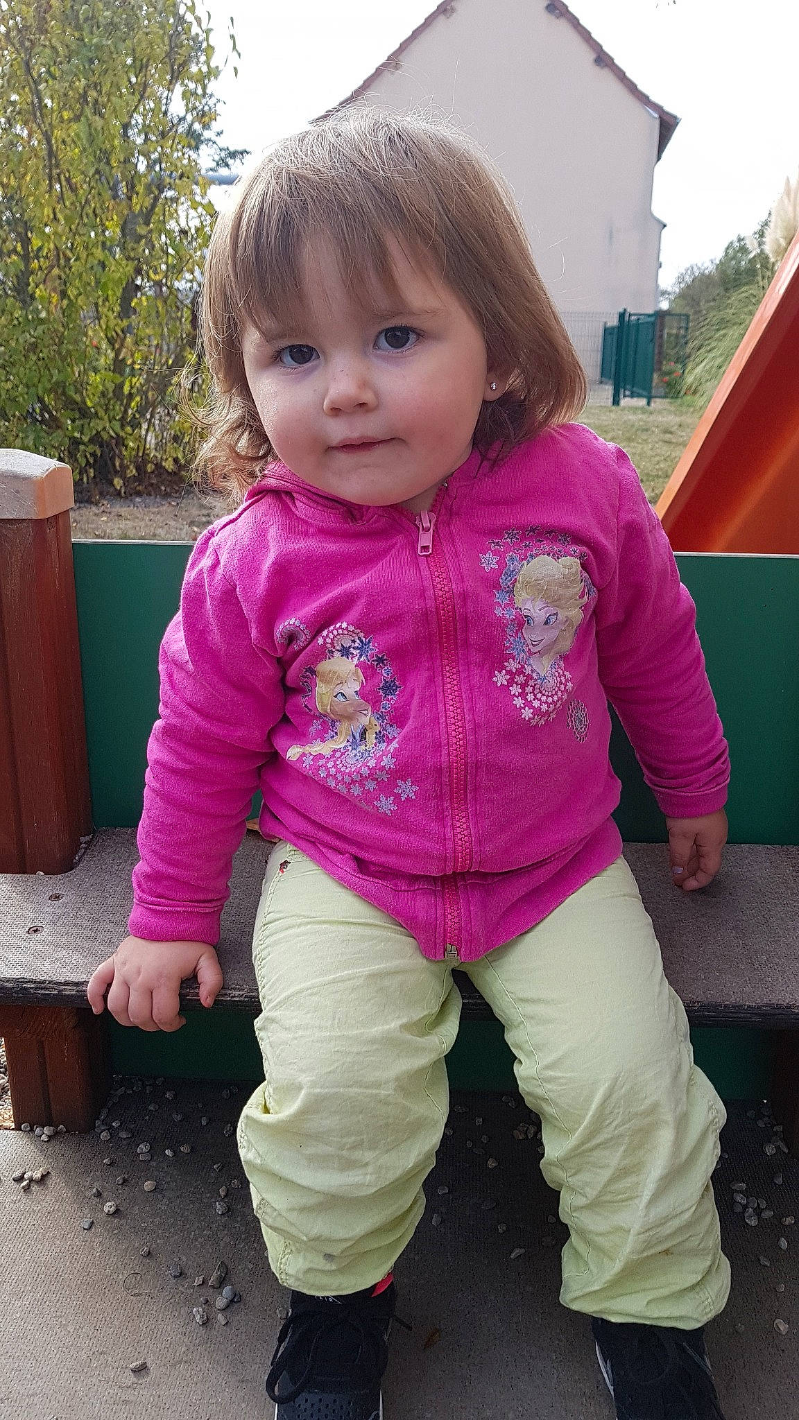 Maeva participe au concours pour gagner de l'argent avec cette photo : cheek, child, cool, day, eye, fun, girl, happiness, human_hair_color, infant, jeans, outerwear, person, pink, play, product, skin, smile, standing, textile