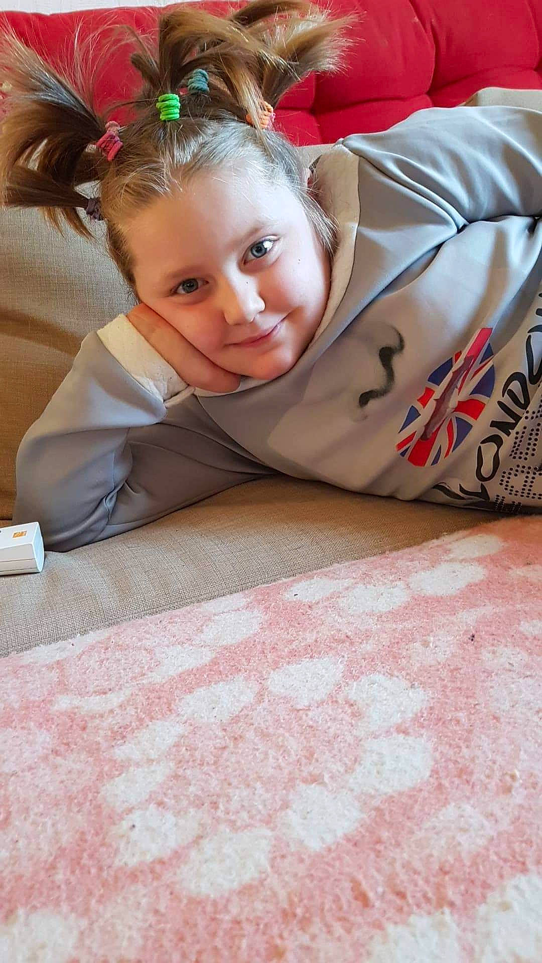 Clara a rejoint le concours — aidez-le/la à gagner de superbes lots ! baby, cheek, child, floor, flooring, joy, person, room, skin, smile, toddler