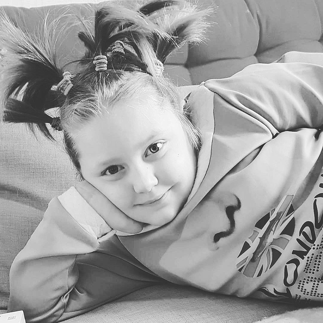 Clara participe au concours pour gagner de l'argent avec cette photo : black_and_white, child, eye, face, forehead, hair, hairstyle, head, joy, monochrome, monochrome_photography, person, photograph, photography, portrait, portrait_photography, room, smile, snapshot, stock_photography