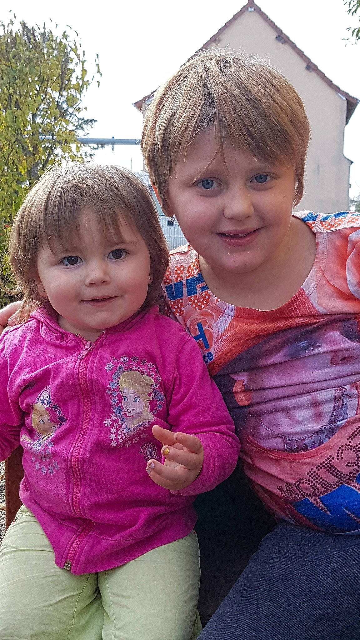 Clara a rejoint le concours — aidez-le/la à gagner de superbes lots ! beauty, blond, child, daughter, day, emotion, eye, facial_expression, friendship, fun, girl, happiness, human_hair_color, infant, joy, people, person, pink, sibling, skin