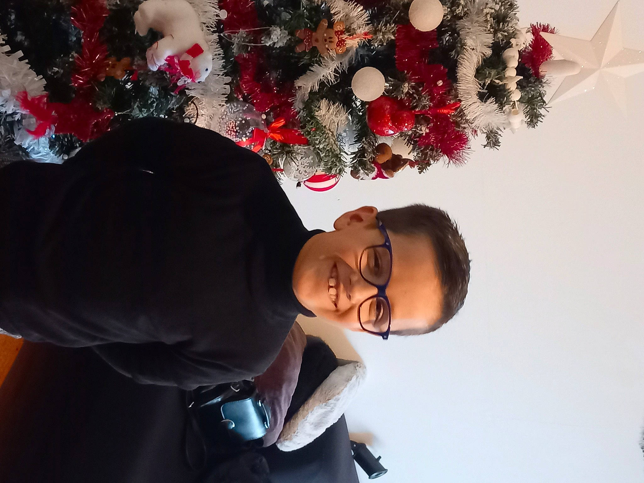 Kenzo participe au concours pour gagner de l'argent avec cette photo : carmine, christmas_decoration, christmas_ornament, event, eyewear, fashion_accessory, fashion_design, fun, fur, glasses, happy, hat, holiday, human_body, jewellery, joy, magenta, person, petal, plant