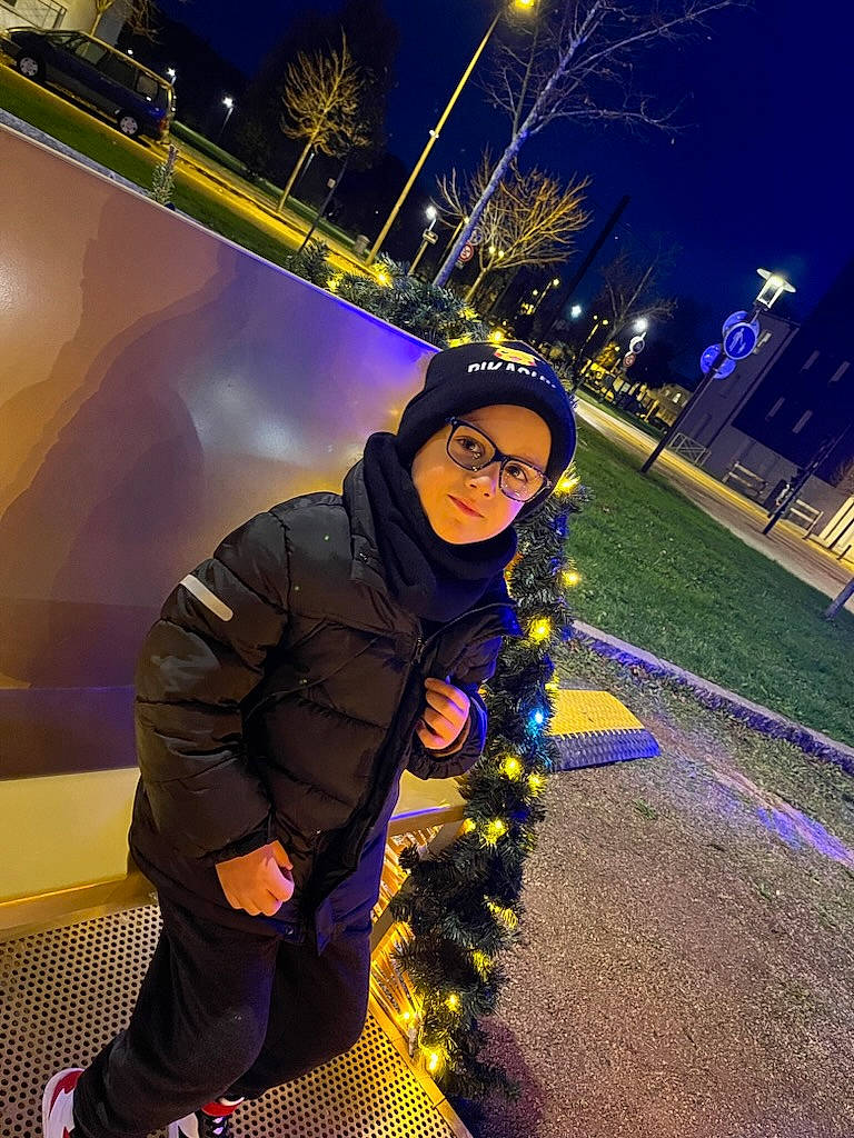 Kenzo a rejoint le concours — aidez-le/la à gagner de superbes lots ! boot, city, darkness, electric_blue, event, eyewear, flash_photography, fun, glove, happy, headwear, leisure, magenta, midnight, person, personal_protective_equipment, plant, purple, sky, smile