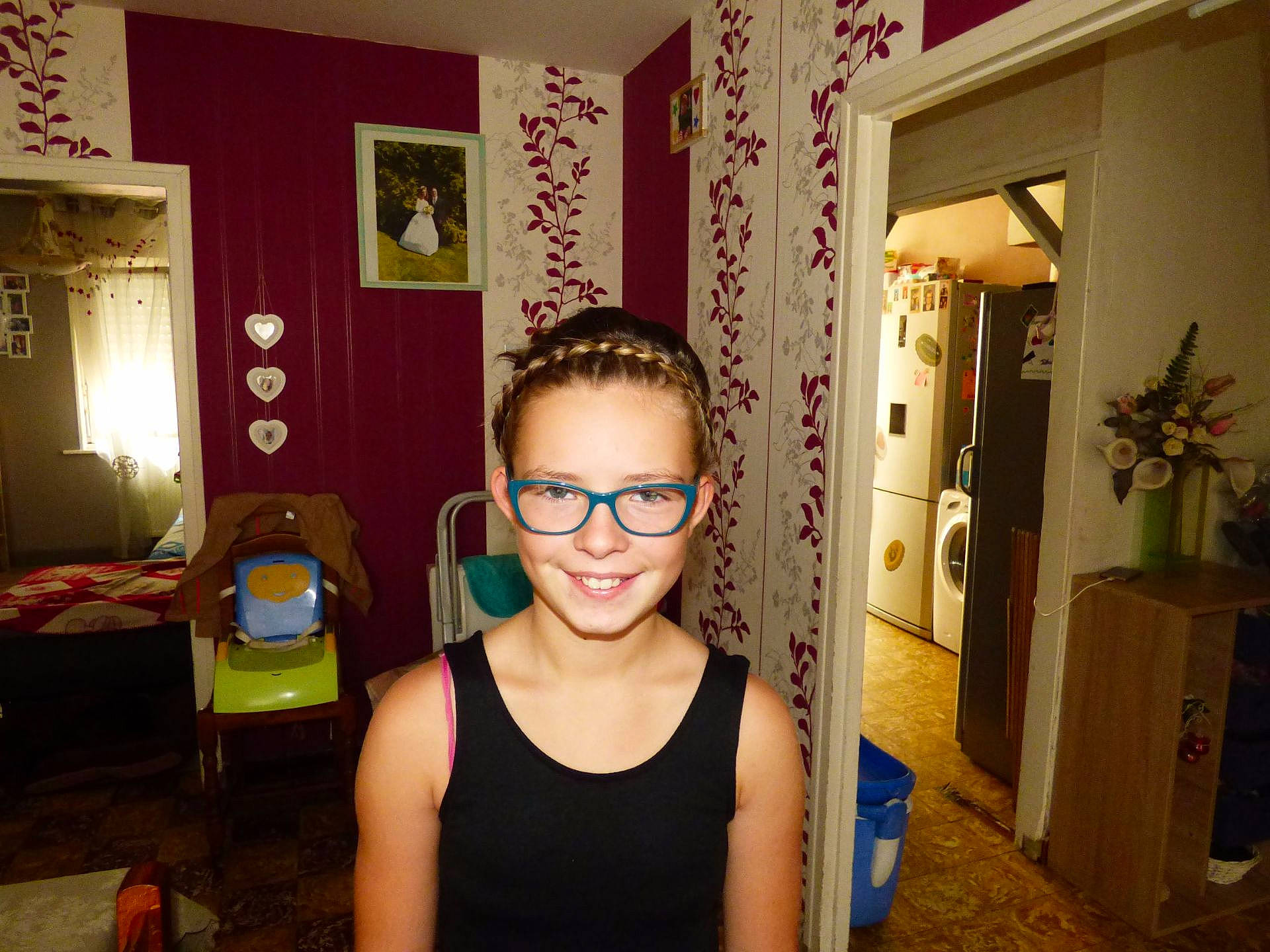 Laura Dormieu participe au concours pour gagner de l'argent avec cette photo : ear, eyewear, fun, furniture, girl, glasses, hair, hairstyle, joy, organ, person, room, smile, vision_care