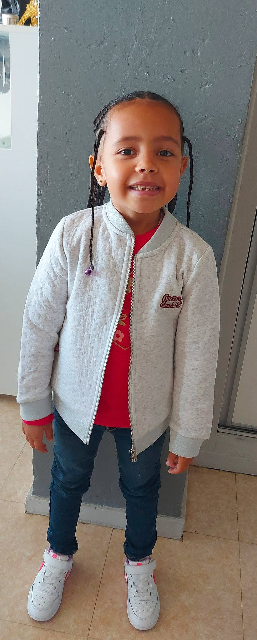 Hadyxia participe au concours pour gagner de l'argent avec cette photo : blazer, child, collar, cool, dress_shirt, fashion_accessory, fashion_design, happy, jewellery, joy, neck, outerwear, pattern, person, shoulder, sleeve, smile, street_fashion, thumb, toddler