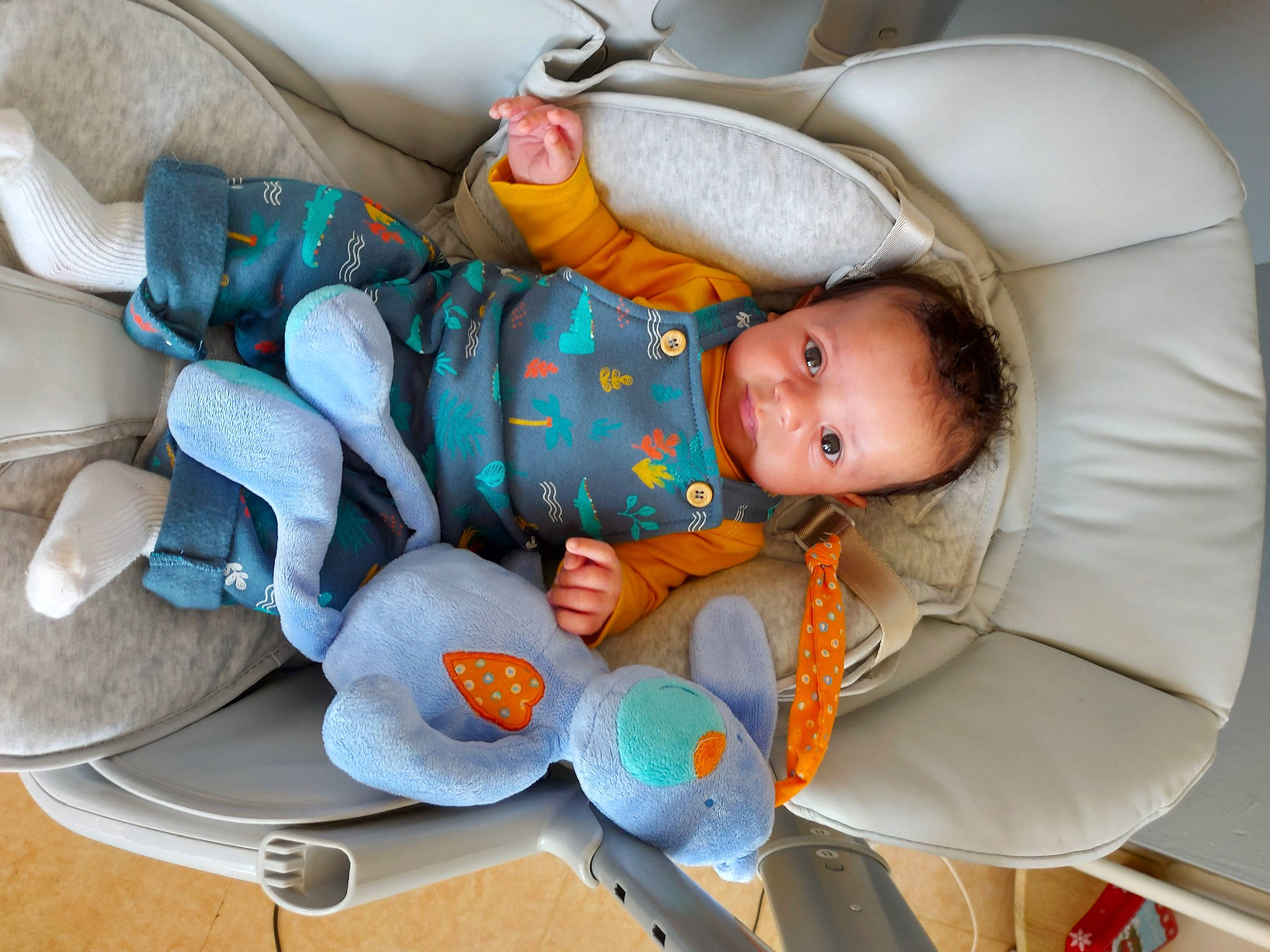 Mayron a rejoint le concours — aidez-le/la à gagner de superbes lots ! baby, baby_carriage, baby_products, baby_safety, baby_sleeping, baby_toddler_clothing, baby_toys, car_seat, chair, child, comfort, hat, linens, person, room, sitting, sleep, stuffed_toy, toddler, toy