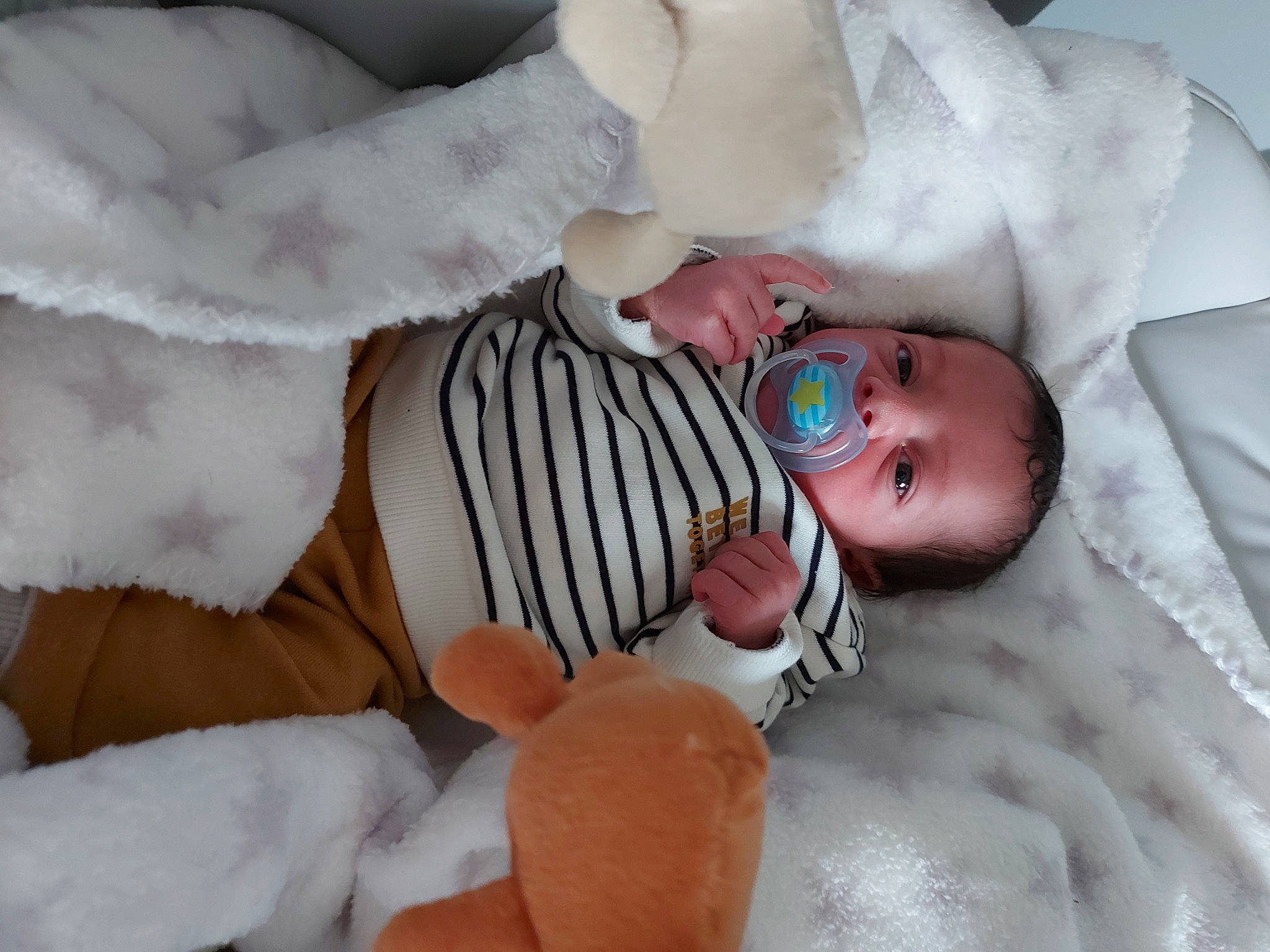 Mayron a rejoint le concours — aidez-le/la à gagner de superbes lots ! arm, baby, baby_sleeping, baby_toddler_clothing, cheek, comfort, eye, face, facial_expression, finger, hand, head, headgear, human_body, linens, person, skin, sleeve, textile, toddler