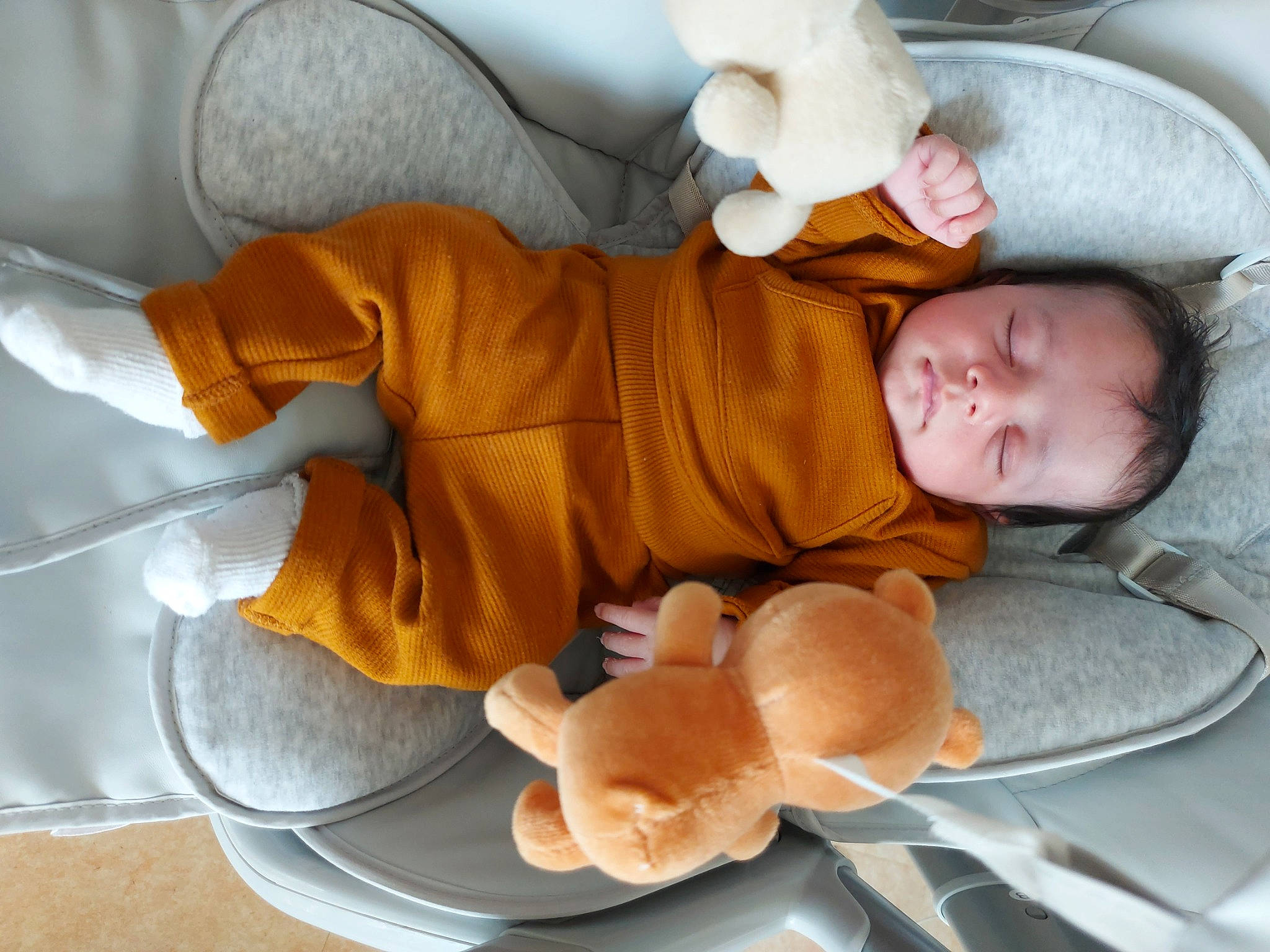 Mayron participe au concours pour gagner de l'argent avec cette photo : baby, baby_carriage, baby_products, baby_safety, baby_sleeping, baby_toddler_clothing, car_seat, chair, child, comfort, hand, hat, linens, mammal, orange, person, room, serveware, sitting, toddler