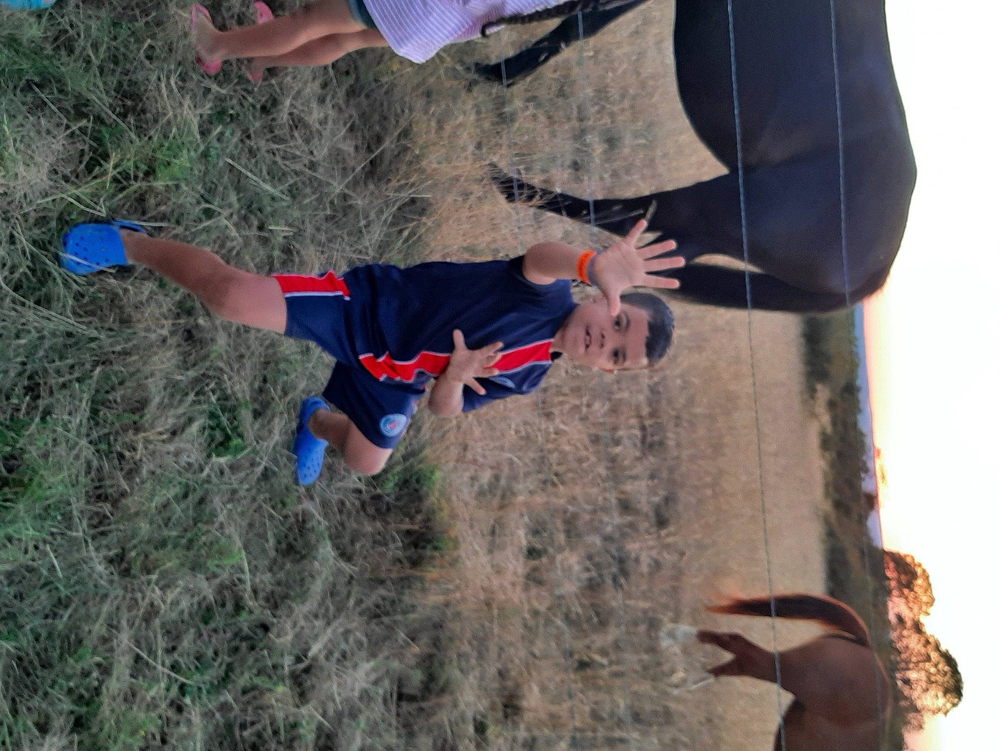 Kylian a rejoint le concours — aidez-le/la à gagner de superbes lots ! adventure, elbow, electric_blue, fun, grass, knee, landscape, leisure, people_in_nature, person, plant, recreation, rock_climbing_equipment, shorts, sky, soil, sport_climbing, t_shirt, travel, tree