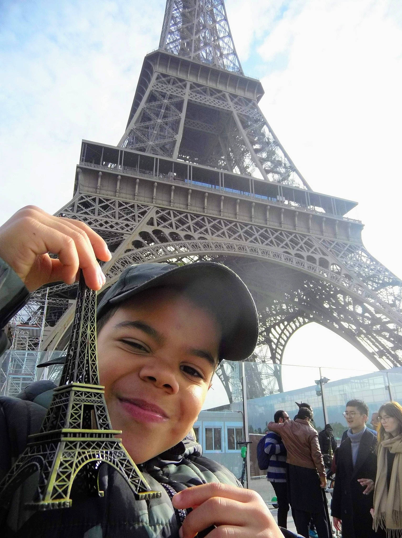 Kylian participe au concours pour gagner de l'argent avec cette photo : beauty, cloud, fun, gesture, happy, joy, landmark, leisure, monument, observation_tower, people, person, sky, smile, temple, toddler, tourism, tower, town, travel