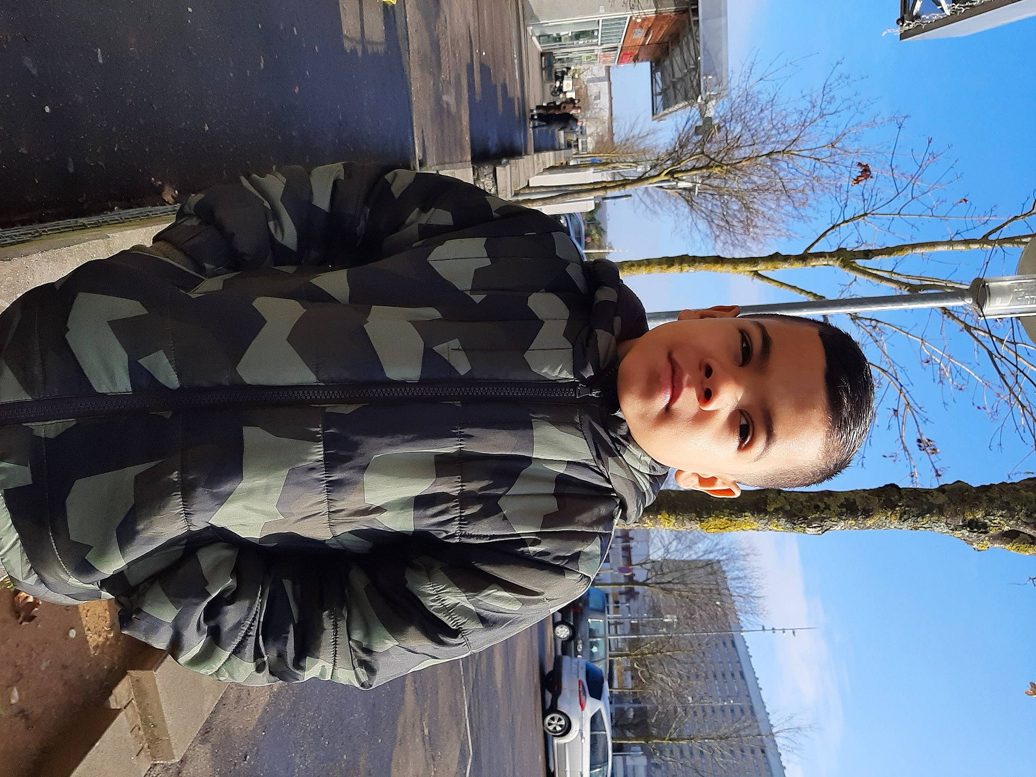 Kylian participe au concours pour gagner de l'argent avec cette photo : automotive_tire, black_hair, blue, design, eyewear, fun, light, line, person, photograph, plant, reflection, sky, snapshot, street_fashion, tints_and_shades, tree, twig, water, white