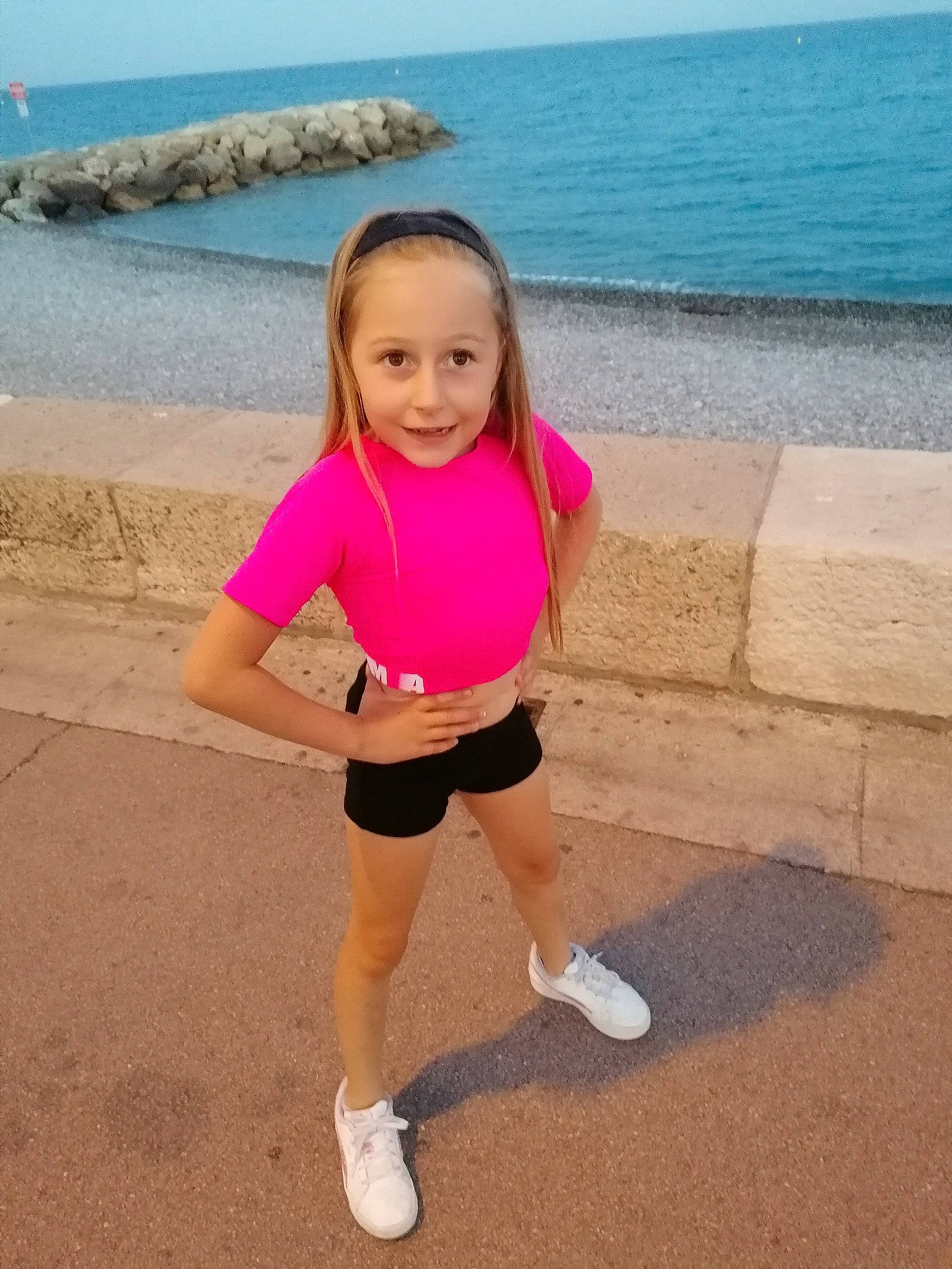 Liana a rejoint le concours — aidez-le/la à gagner de superbes lots ! arm, azure, beach, cool, footwear, hair, happy, joy, knee, leisure, person, pink, recreation, shorts, shoulder, sleeve, smile, sportswear, t_shirt, thigh