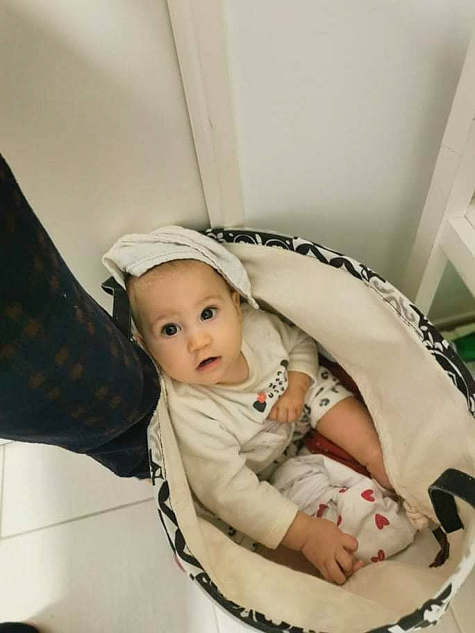 Bianca participe au concours pour gagner de l'argent avec cette photo : baby, baby_carriage, baby_products, baby_safety, baby_sleeping, baby_toddler_clothing, chair, child, comfort, flooring, infant_bed, pattern, person, room, sitting, surprise, toddler