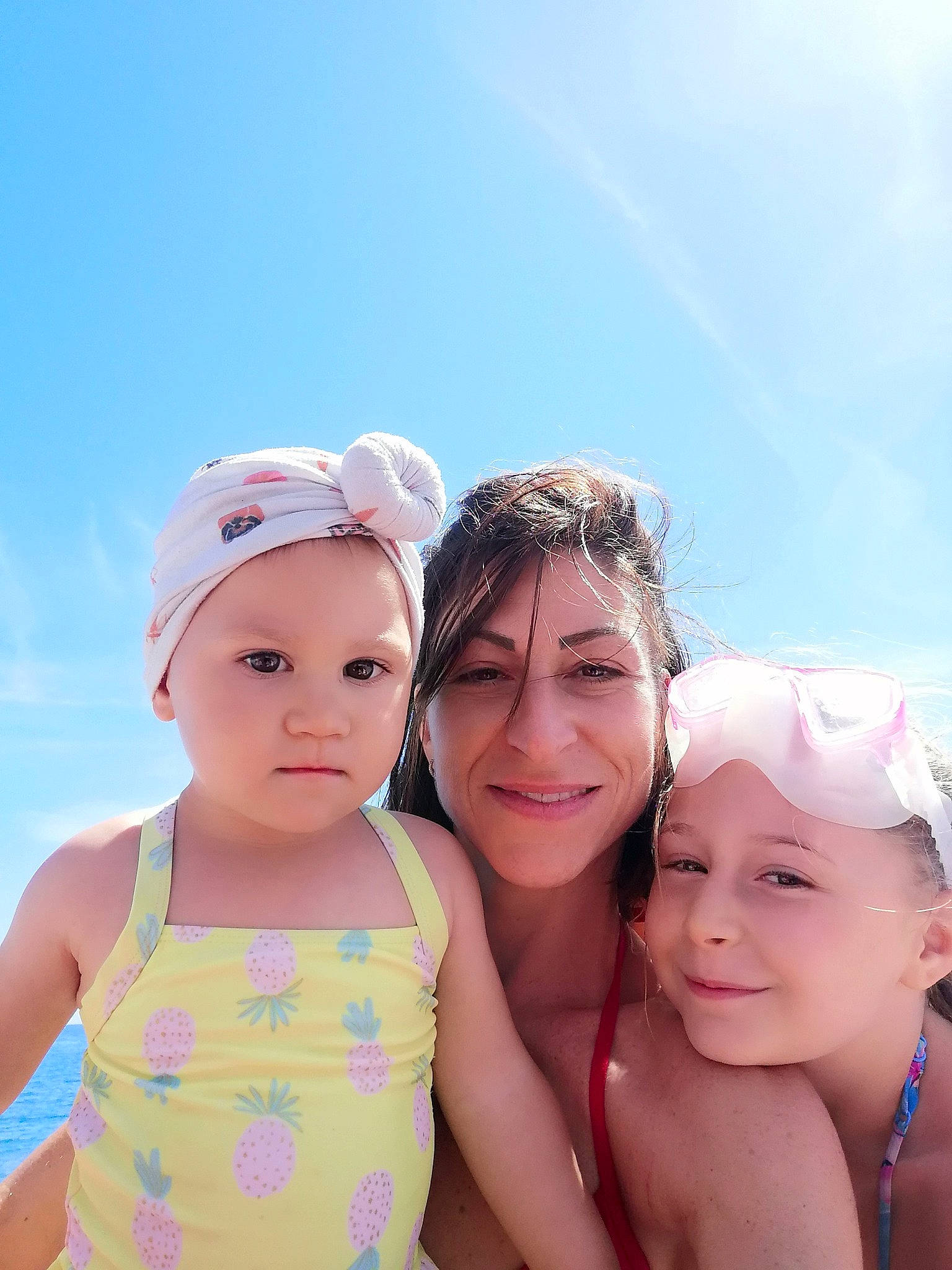 Bianca a rejoint le concours — aidez-le/la à gagner de superbes lots ! baby, child, cloud, eye, face, fun, happy, hat, headgear, headwear, joy, leisure, people_in_nature, people_on_beach, person, pink, recreation, skin, sky, smile