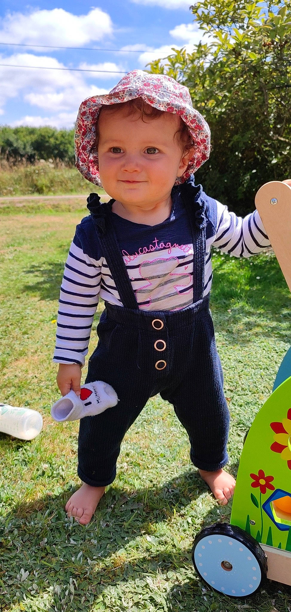 Rose a rejoint le concours — aidez-le/la à gagner de superbes lots ! baby, baby_toddler_clothing, cap, child, cloud, cool, fun, grass, happy, headwear, joy, people, people_in_nature, person, personal_protective_equipment, plant, recreation, sleeve, smile, t_shirt