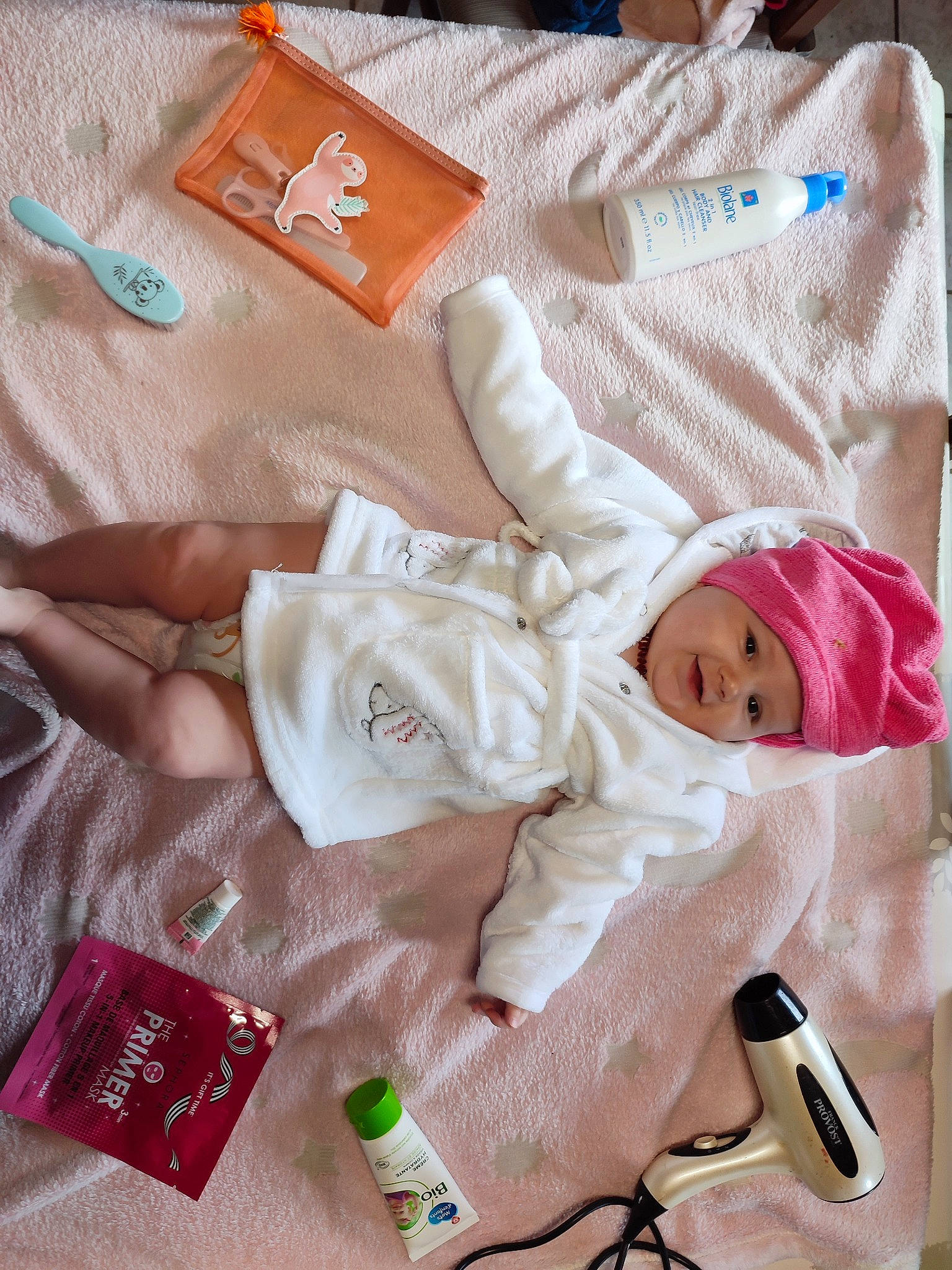 Rose a rejoint le concours — aidez-le/la à gagner de superbes lots ! baby, baby_products, baby_safety, baby_sleeping, baby_toddler_clothing, bedding, child, comfort, headwear, linens, logo, paper, pattern, peach, person, room, sleeve, textile, toddler