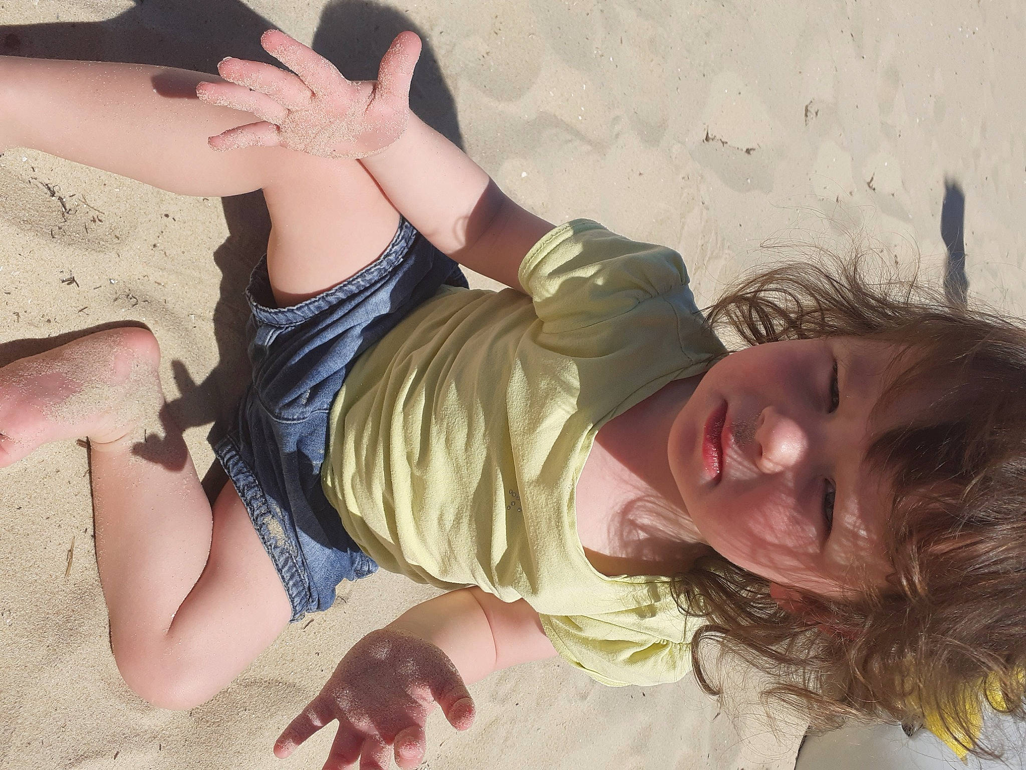 Olivia participe au concours pour gagner de l'argent avec cette photo : comfort, elbow, finger, foot, fun, happy, human, joint, knee, leg, long_hair, mouth, neck, person, pink, sand, shorts, skin, sleeve, summer