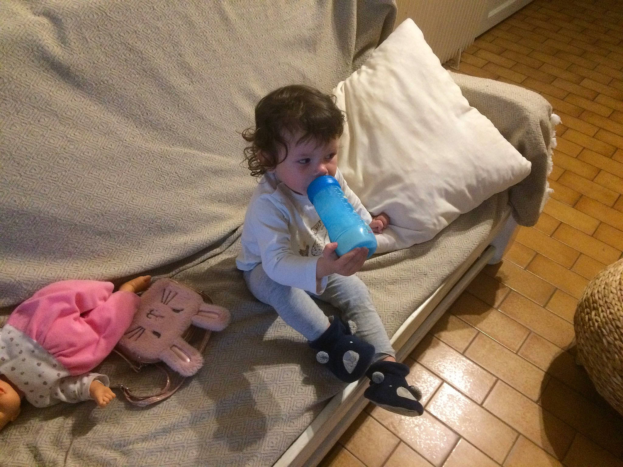 Olivia a rejoint le concours — aidez-le/la à gagner de superbes lots ! baby, baby_carriage, baby_products, child, comfort, couch, doll, flooring, fun, lap, leisure, linens, mammal, person, room, sitting, throw_pillow, toddler, toy, vertebrate